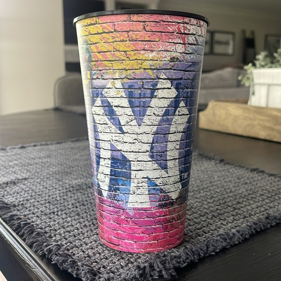NY Yankees Cup - Picture 1 of 4